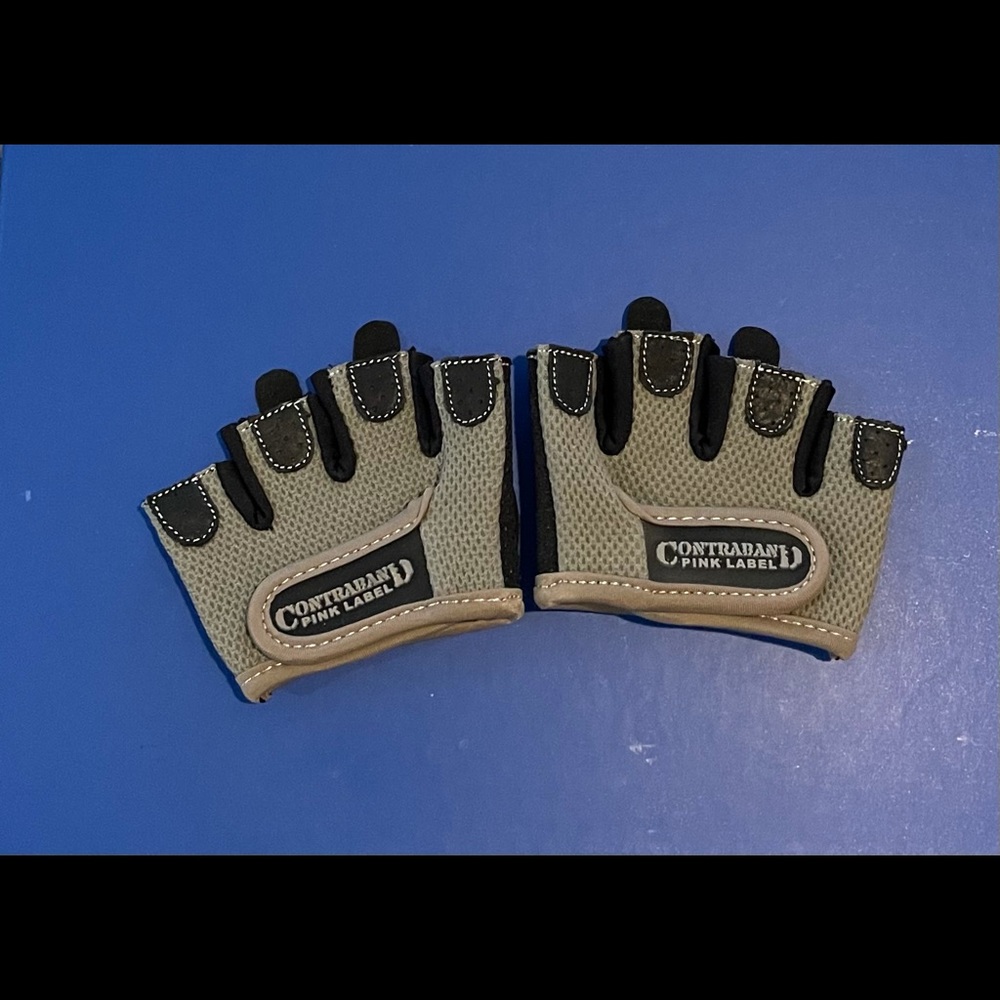 Contraband pink Label lifting gloves